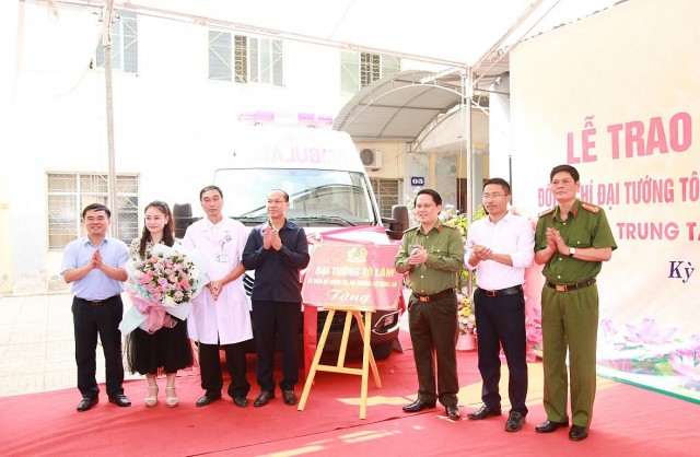 Trao xe cứu thương của Đại tướng Tô Lâm tặng Trung tâm y tế huyện Kỳ Sơn