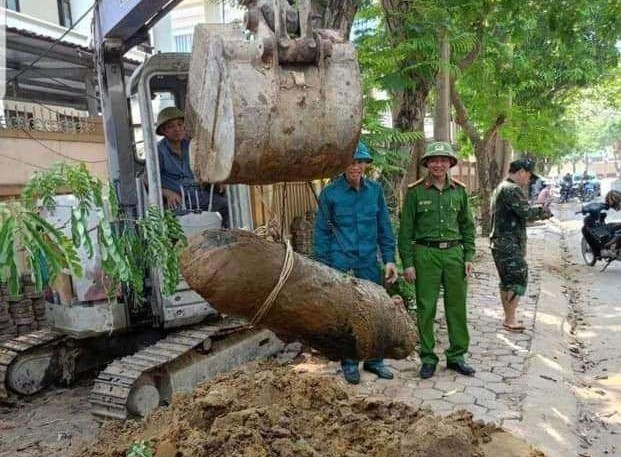 Nghệ An: Quả bom còn nguyên kíp nổ được phát hiện trong khu vực đông dân cư