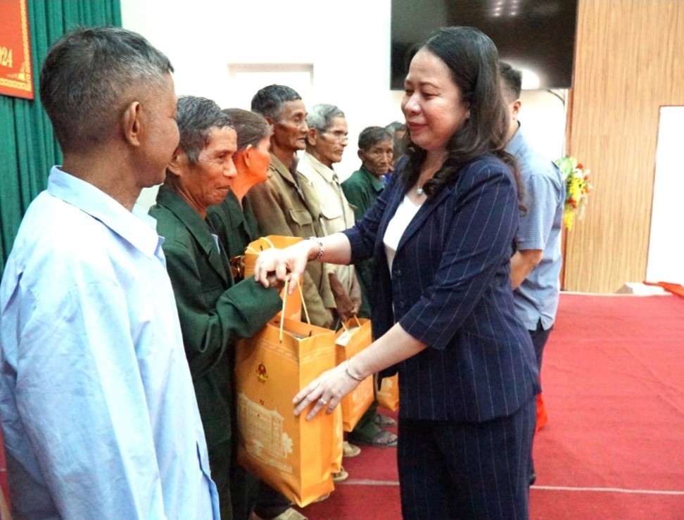 Quyền Chủ tịch nước Võ Thị Ánh Xuân thăm, tặng quà tại tỉnh Kon Tum