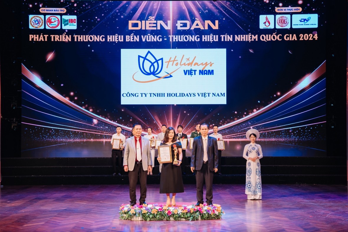 Đại diện của Holidays Việt Nam nhận cúp, chứng nhận Top 10 “Thương hiệu phát triển bền vững quốc gia” năm 2024