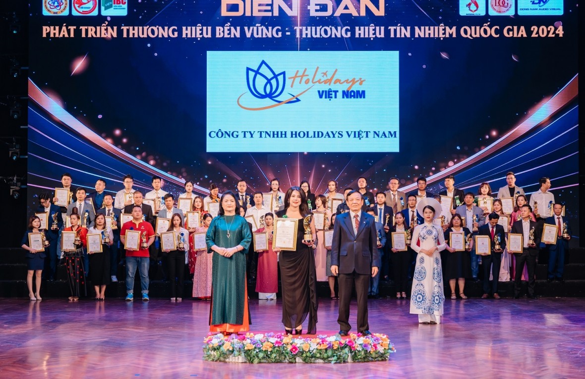 Đại diện Holidays Việt Nam nhận cúp, chứng nhận “Sản phẩm - Dịch vụ chất lượng cao vì người tiêu dùng” năm 2024