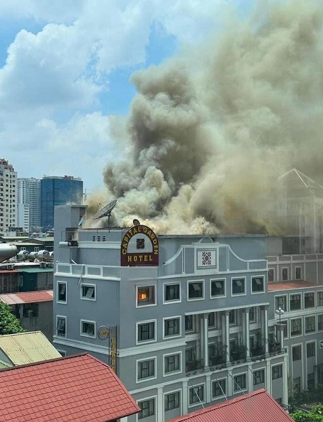 Một vụ cháy xảy ra tại khách sạn Capital Garden trên đường Hoàng Ngọc Phách, phường Láng Hạ, quận Đống Đa, Hà Nội. Cột khói bốc nghi ngút...