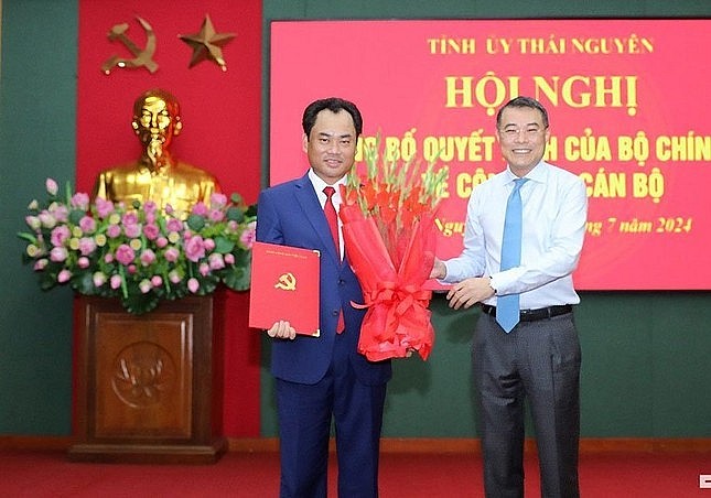 Ông Lê Minh Hưng, Trưởng ban tổ chức trung ương trao quyết định tặng hoa chúc mừng tân Bí thư Tỉnh ủy Trịnh Việt Hùng.