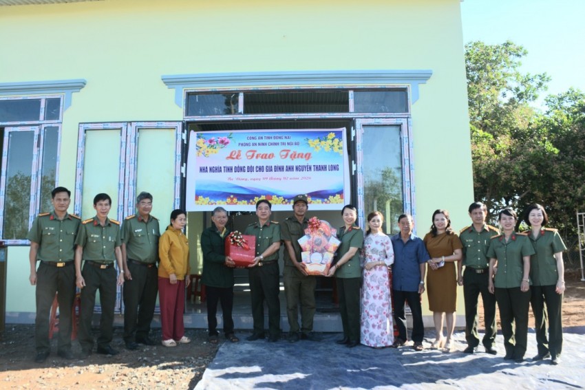 Phòng An ninh chính trị nội bộ Công an tỉnh Đồng Nai, UBND xã Bù Đăng tổ chức bàn giao Nhà nghĩa tình đồng đội cho ông Nguyễn Thanh Long.