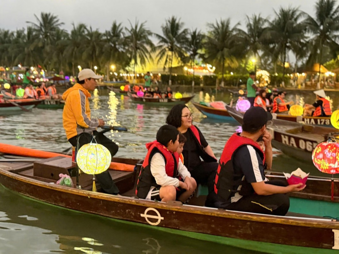 Du khách quốc tế trải nghiệm đi thuyền và thả đèn hoa đăng trên sông Hoài (Phố cổ Hội An). (Ảnh: Thanh Hà)