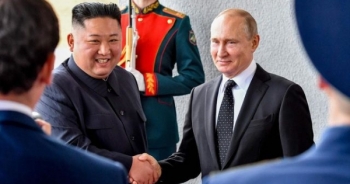 Hình ảnh quốc tế ấn tượng: Cái bắt tay lịch sử giữa Tổng thống Putin và nhà lãnh đạo Kim Jong Un