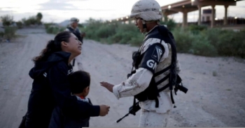 Hình ảnh quốc tế ấn tượng: Người mẹ nhập cư bật khóc cầu xin được vào nước Mỹ