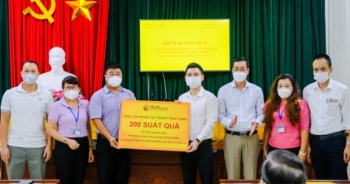 Cán bộ nhân viên T&T Group trao tặng 3.000 suất quà cho người dân Hà Nội gặp khó khăn do Covid-19